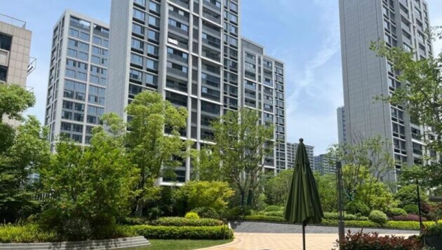 轿车没给变道摩托车让行被“踹”,香港二四六开奖结果大全图片,详细释义解释落实_扩展版V14.31